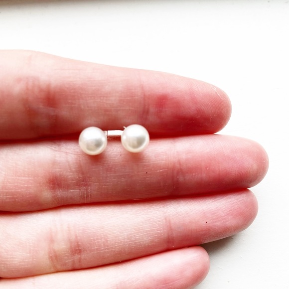 H&M Jewelry - ⚪️Classic small pearl stud earrings